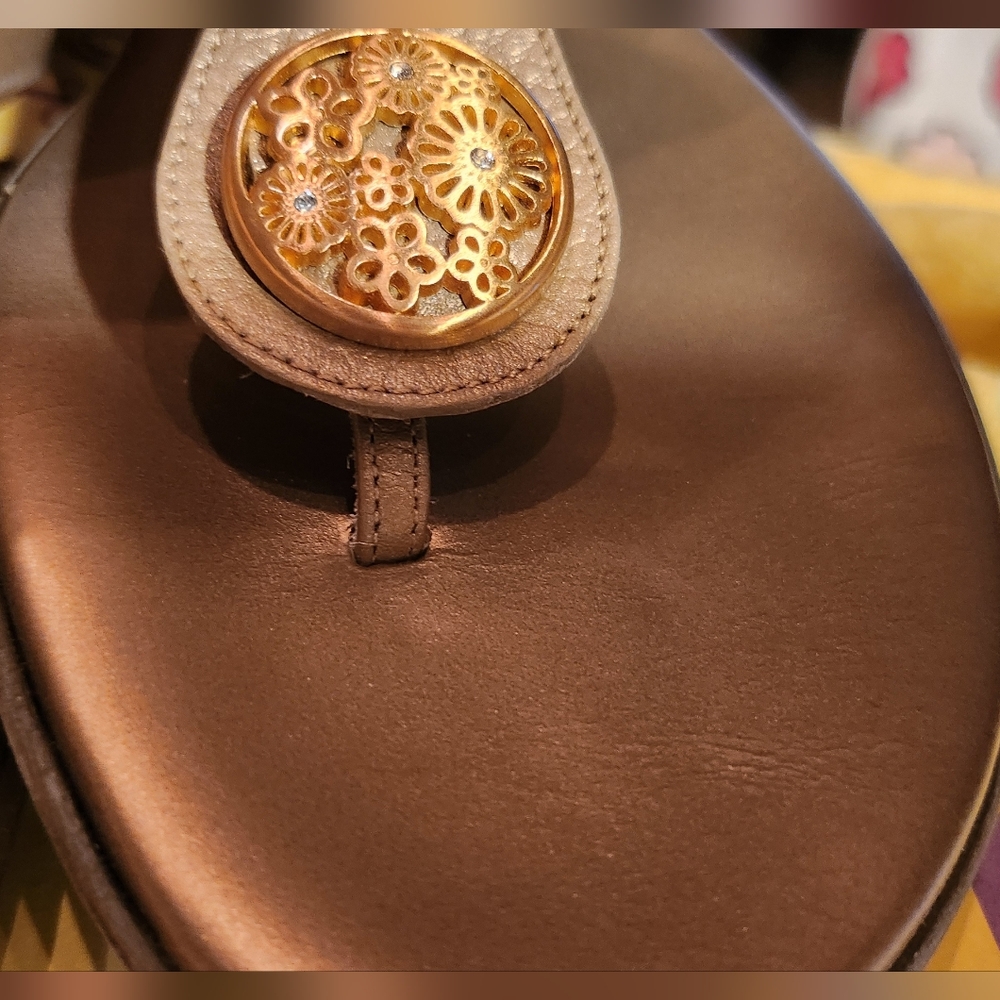 Brighton Size 9 leather "PANSY" Italy gold medallion sandal BOX EUC - Picture 3 of 8
